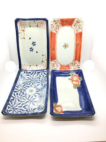Set di 4 vassoietti rettangolari in porcellana giapponese Saiegavari con decori diversi. Dimensioni singolo piattino: cm 24,5 x 14,5 x 2,5 h. In negozio e online su tuttochic.live
