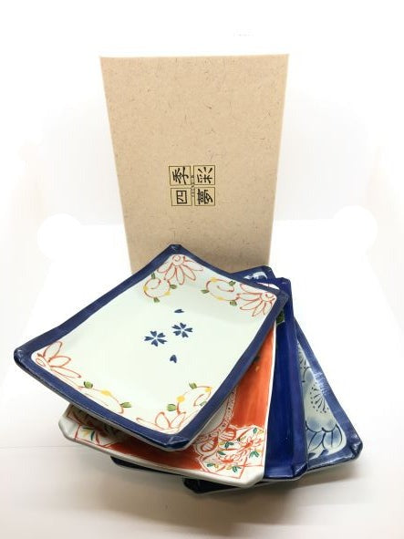 Set di 4 vassoietti rettangolari in porcellana giapponese Saiegavari con decori diversi. Dimensioni singolo piattino: cm 24,5 x 14,5 x 2,5 h. In negozio e online su tuttochic.live