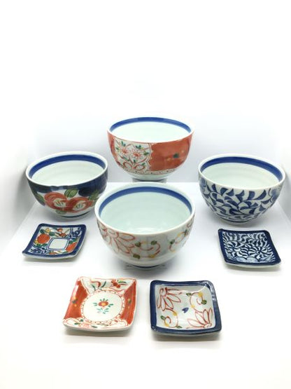 Set di 8 pezzi in porcellana giapponese Saiegawari, composto da 4 coppette + 4 piattini poggia bacchette. Dimensioni: coppetta Ø cm 12 x 8 h - piattino cm 7 x 7. In negozio e online su tuttochic.live