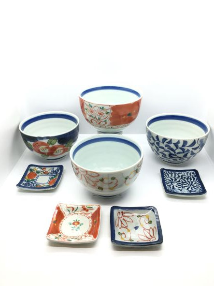 Set di 8 pezzi in porcellana giapponese Saiegawari, composto da 4 coppette + 4 piattini poggia bacchette. Dimensioni: coppetta Ø cm 12 x 8 h - piattino cm 7 x 7. In negozio e online su tuttochic.live