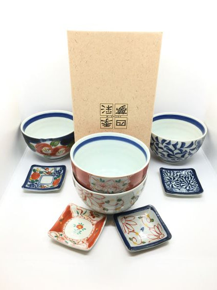 Set di 8 pezzi in porcellana giapponese Saiegawari, composto da 4 coppette + 4 piattini poggia bacchette. Dimensioni: coppetta Ø cm 12 x 8 h - piattino cm 7 x 7. In negozio e online su tuttochic.live