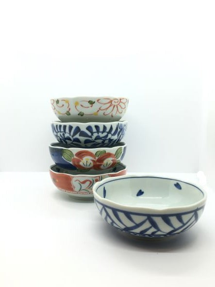Set di 5 coppette in porcellana giapponese Saiegavari con decori diversi, custoditi in una scatola in legno. Dimensioni singola coppetta: Ø cm 12,5 x 4,5 h. In negozio e online su tuttochic.live