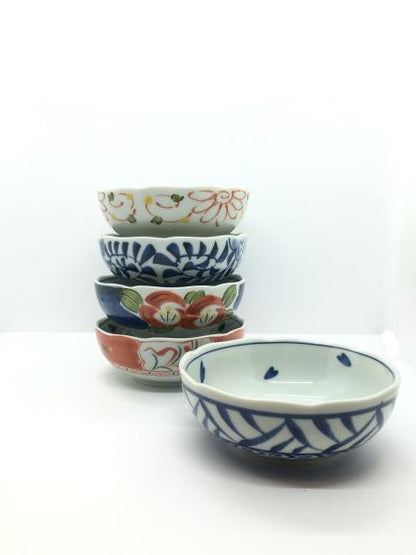 Set di 5 coppette in porcellana giapponese Saiegavari con decori diversi, custoditi in una scatola in legno. Dimensioni singola coppetta: Ø cm 12,5 x 4,5 h. In negozio e online su tuttochic.live