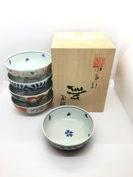 Set di 5 coppette in porcellana giapponese Saiegavari con decori diversi, custoditi in una scatola in legno. Dimensioni singola coppetta: Ø cm 12,5 x 4,5 h. In negozio e online su tuttochic.live