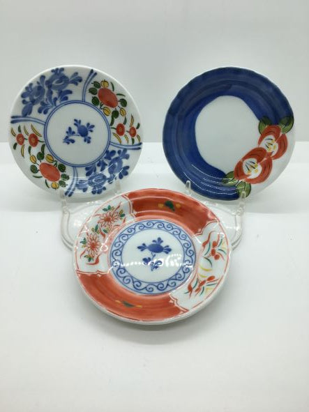 Set di 3 piattini in porcellana giapponese decorata Saiegawari. Dimensioni: Ø cm 12 x 2 h. In negozio e online su tuttochic.live