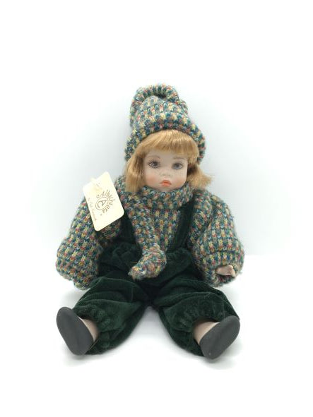 Bambola in porcellana di Capodimonte fatta e dipinta a mano, con mirabile fusione di tecnica e abilità manuale. Corpo, braccia e testa in porcellana snodabile, vestito con velluto verde scuro e cotone multicolorato. Dimensioni: cm 13 x 22 h. In negozio e online su tuttochic.live