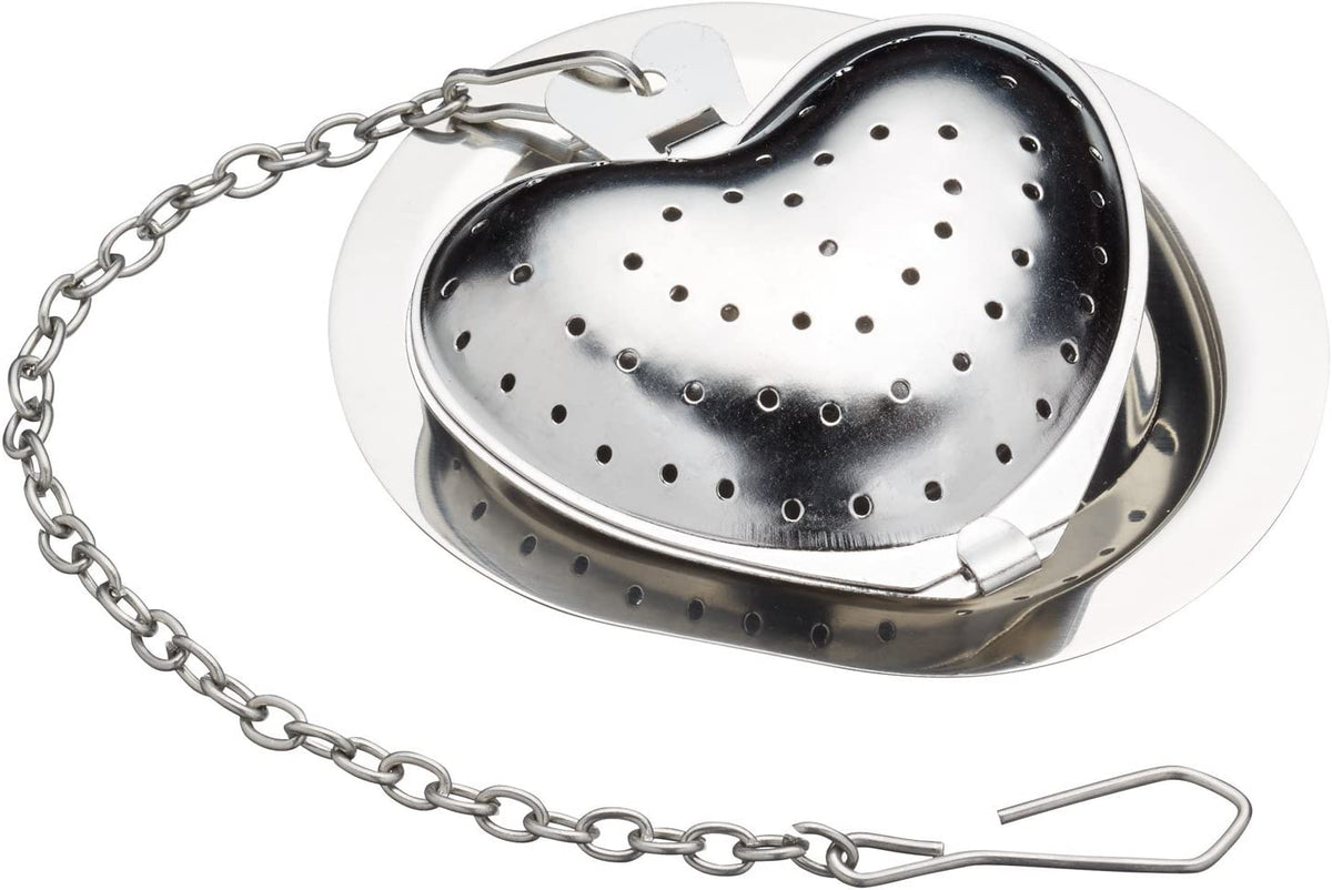 Infusore per tè a forma di cuore in acciaio inox. Contiene il tè in foglie sfuse per una tazza singola, corredato di una catena sospesa per consentirne una facile rimozione. Provvisto di un vassoietto raccogligocce. Dimensioni: cm 6,2 x 4,9 x 1,8. In negozio e online su tuttochic.live