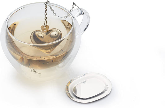 Infusore per tè a forma di cuore in acciaio inox. Contiene il tè in foglie sfuse per una tazza singola, corredato di una catena sospesa per consentirne una facile rimozione. Provvisto di un vassoietto raccogligocce. Dimensioni: cm 6,2 x 4,9 x 1,8. In negozio e online su tuttochic.live