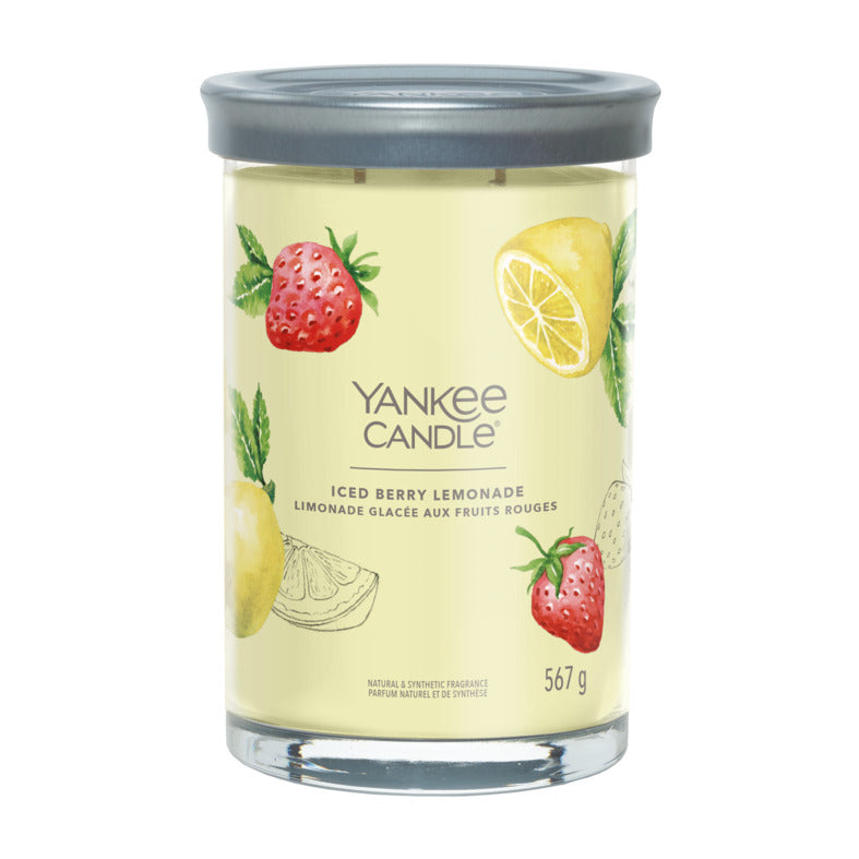 Assaporate il profumo che ricorda un bel bicchiere di limonata rosa fredda in una calda giornata estiva. La candela tumbler presenta un coperchio di latta satinato che si adatta alla perfezione alla base rendendolo un perfetto sottocandela. Durata 60 a 100 ore. In negozio e online su tuttochic.live