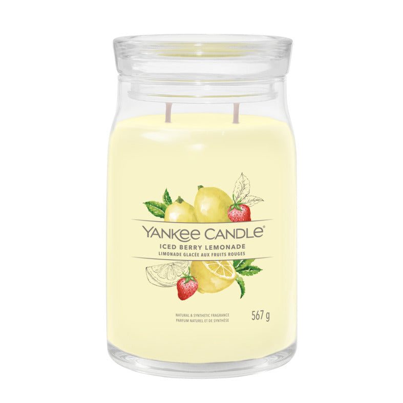 Questa è una fragranza Agrumata. Assaporate il profumo che ricorda un bel bicchiere di limonata rosa fredda in una calda giornata estiva. Candela realizzata con due stoppini e un mix di altissima qualità di cera di soia. Tempo di combustione: 60 a 90 ore. In negozio e online su tuttochic.live
