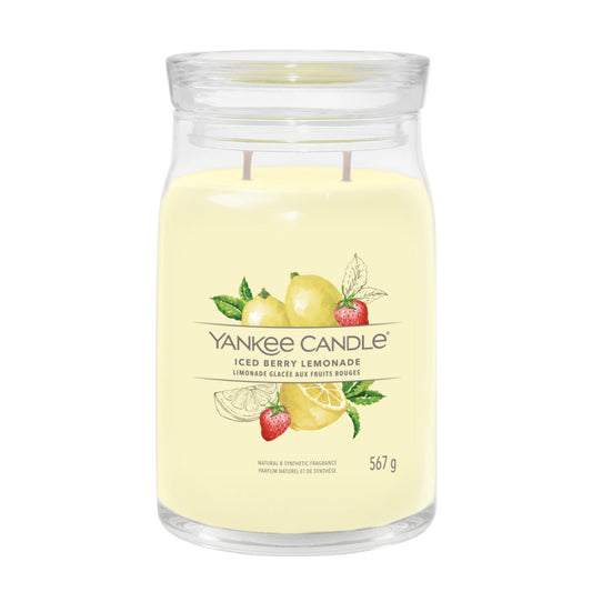 Questa è una fragranza Agrumata. Assaporate il profumo che ricorda un bel bicchiere di limonata rosa fredda in una calda giornata estiva. Candela realizzata con due stoppini e un mix di altissima qualità di cera di soia. Tempo di combustione: 60 a 90 ore. In negozio e online su tuttochic.live