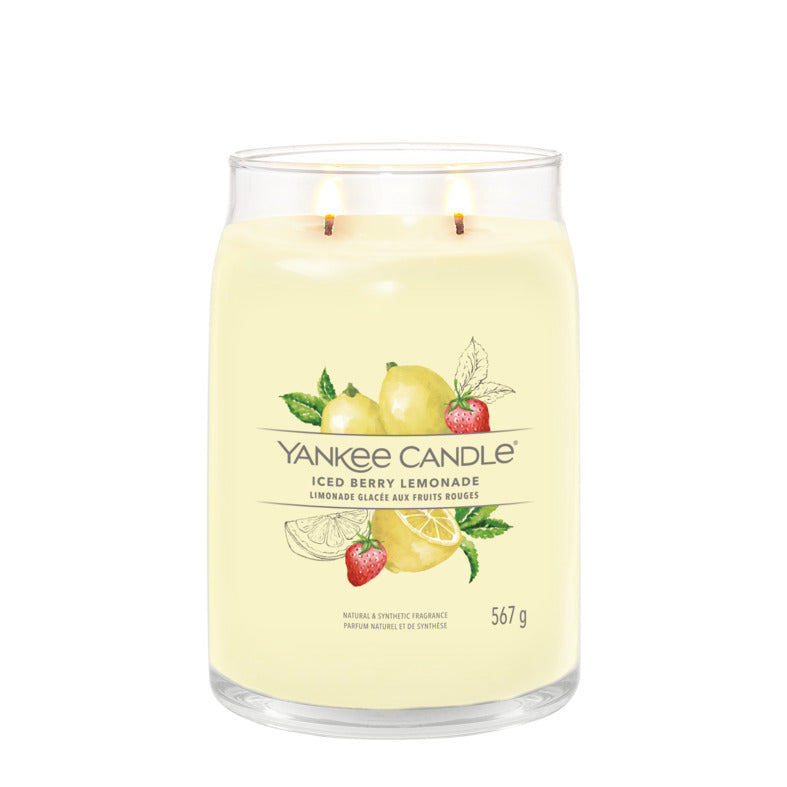 Questa è una fragranza Agrumata. Assaporate il profumo che ricorda un bel bicchiere di limonata rosa fredda in una calda giornata estiva. Candela realizzata con due stoppini e un mix di altissima qualità di cera di soia. Tempo di combustione: 60 a 90 ore. In negozio e online su tuttochic.live