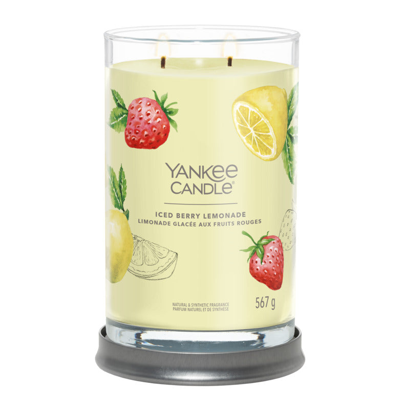 Assaporate il profumo che ricorda un bel bicchiere di limonata rosa fredda in una calda giornata estiva. La candela tumbler presenta un coperchio di latta satinato che si adatta alla perfezione alla base rendendolo un perfetto sottocandela. Durata 60 a 100 ore. In negozio e online su tuttochic.live