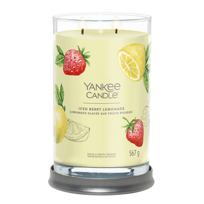Assaporate il profumo che ricorda un bel bicchiere di limonata rosa fredda in una calda giornata estiva. La candela tumbler presenta un coperchio di latta satinato che si adatta alla perfezione alla base rendendolo un perfetto sottocandela. Durata 60 a 100 ore. In negozio e online su tuttochic.live
