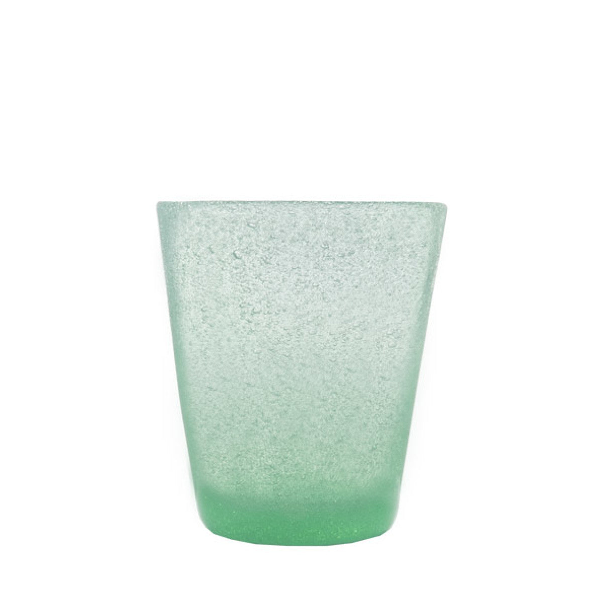 Bicchiere in vetro soffiato, colorato e lavorato a mano con effetto bollicine. Divertiti a colorare la tua tavola scegliendo il colore e la quantità da acquistare. La soffiatura fa sì che ogni bicchiere sia leggermente diverso l'uno dall'altro. Capacità cl 30. In negozio e online su tuttochic.live