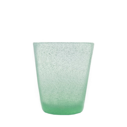 Bicchiere in vetro soffiato, colorato e lavorato a mano con effetto bollicine. Divertiti a colorare la tua tavola scegliendo il colore e la quantità da acquistare. La soffiatura fa sì che ogni bicchiere sia leggermente diverso l'uno dall'altro. Capacità cl 30. In negozio e online su tuttochic.live