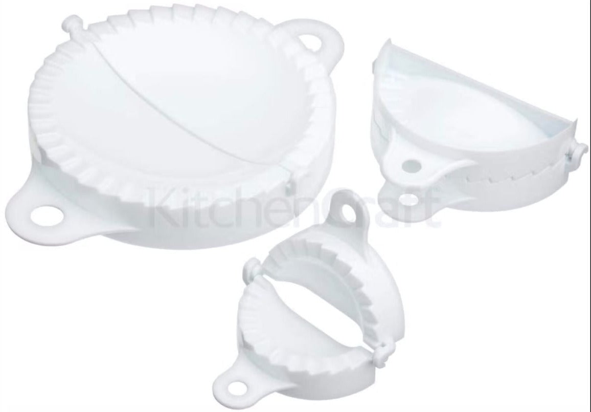 Set di tre stampi in plastica bianca di dimensioni assortite ideali per realizzare gustose pasticcini, panzerotti alla frutta, tartine, gnocchi, ravioli, samosa e molto altro. Facile da usare. Lavabili in lavastoviglie Dimensioni: 8,25 cm, 12,4 cm e 17,7 cm. In negozio e online su tuttochic.live