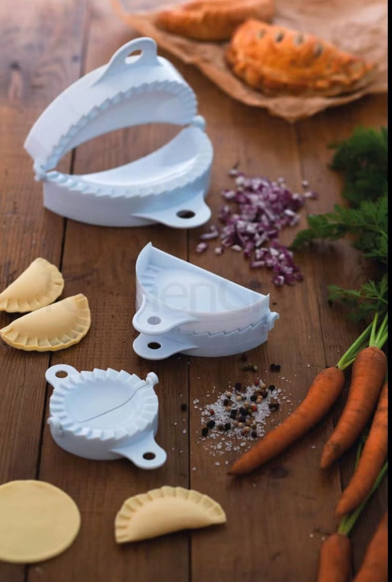 Set di tre stampi in plastica bianca di dimensioni assortite ideali per realizzare gustose pasticcini, panzerotti alla frutta, tartine, gnocchi, ravioli, samosa e molto altro. Facile da usare. Lavabili in lavastoviglie Dimensioni: 8,25 cm, 12,4 cm e 17,7 cm. In negozio e online su tuttochic.live