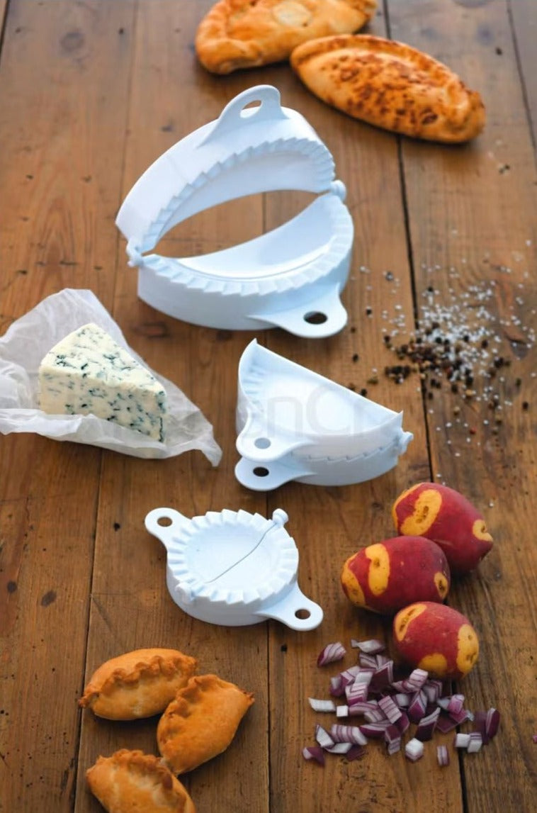 Set di tre stampi in plastica bianca di dimensioni assortite ideali per realizzare gustose pasticcini, panzerotti alla frutta, tartine, gnocchi, ravioli, samosa e molto altro. Facile da usare. Lavabili in lavastoviglie Dimensioni: 8,25 cm, 12,4 cm e 17,7 cm. In negozio e online su tuttochic.live