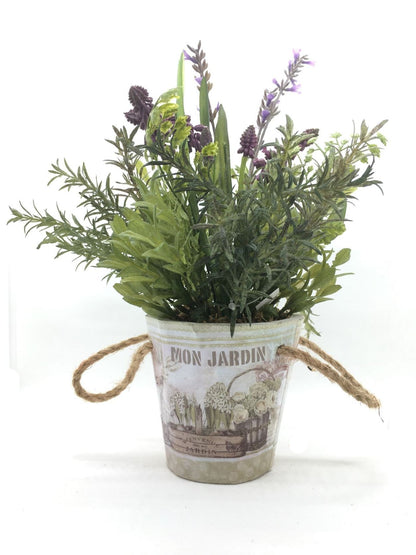 Piantina di lavanda artificiale in vaso di legno. Dimensioni: cm. 20 x cm. 33 h. In negozio e online su tuttochic.live