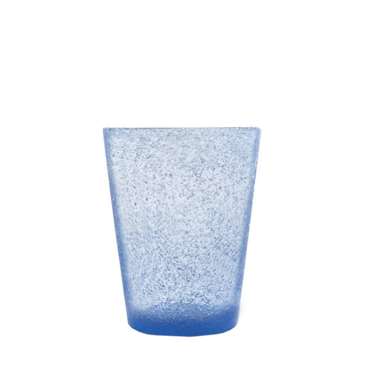 Bicchiere in vetro soffiato, colorato e lavorato a mano con effetto bollicine. Divertiti a colorare la tua tavola scegliendo il colore e la quantità da acquistare. La soffiatura fa sì che ogni bicchiere sia leggermente diverso l'uno dall'altro. Capacità cl 30. In negozio e online su tuttochic.live