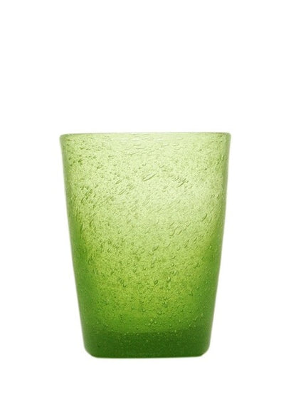 Bicchiere in vetro soffiato, colorato e lavorato a mano con effetto bollicine. Divertiti a colorare la tua tavola scegliendo il colore e la quantità da acquistare. La soffiatura fa sì che ogni bicchiere sia leggermente diverso l'uno dall'altro. Capacità cl 30. In negozio e online su tuttochic.live