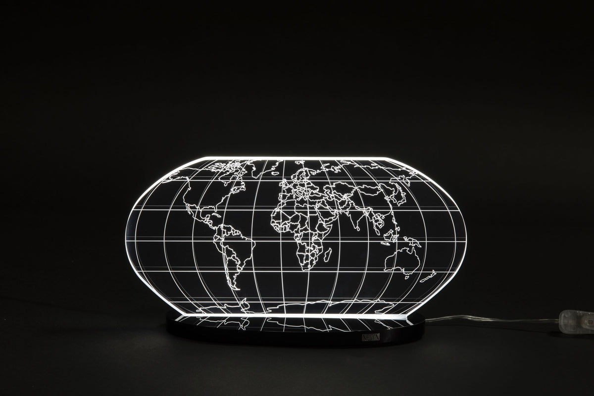 Lampada in cristallo acrilico incisa con tecnologia laser. Dimensioni: cm 32 x 12,5 x 19 h Taglio spessore 12 mm Tipologia illuminazione: Led Cool White 24 volt  18 W. In negozio e online su tuttochic.live