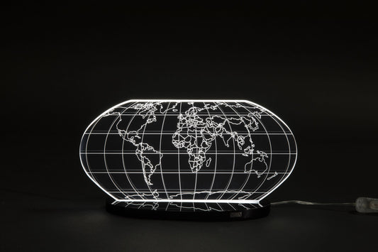 Lampada in cristallo acrilico incisa con tecnologia laser. Dimensioni: cm 32 x 12,5 x 19 h Taglio spessore 12 mm Tipologia illuminazione: Led Cool White 24 volt  18 W. In negozio e online su tuttochic.live