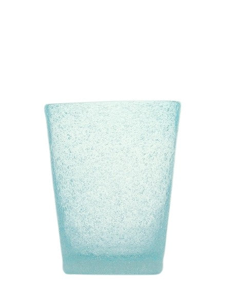 Bicchiere in vetro soffiato, colorato e lavorato a mano con effetto bollicine. Divertiti a colorare la tua tavola scegliendo il colore e la quantità da acquistare. La soffiatura fa sì che ogni bicchiere sia leggermente diverso l'uno dall'altro. Capacità cl 30. In negozio e online su tuttochic.live