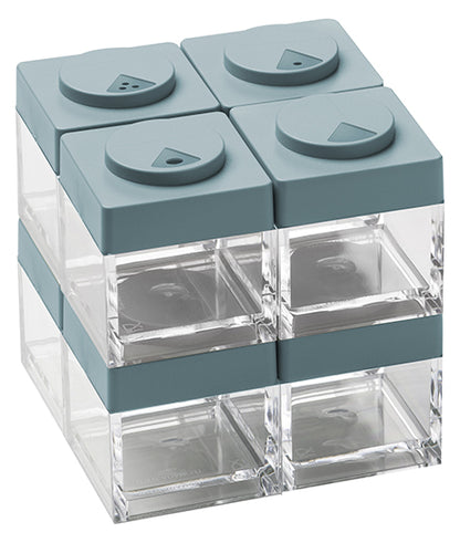 Portaspezie ermetico in acrilico trasparente con coperchio dosatore in stile Lego, assemblabili e modulabili. Utilizzabili in cucina e a tavola, lavabili in lavastoviglie, idonei al contatto alimentare. Dimensione: cm. 5 x 5 x h 5,5 Capacità: cl. 10 Colore: azzurro polvere Made in Italy