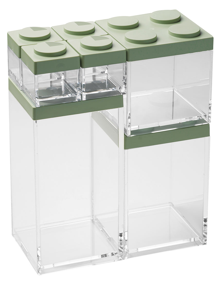 Barattolo contenitore ermetico in acrilico trasparente con coperchio in stile Lego, assemblabili e modulabili. Utilizzabili non solo in cucina, lavabili in lavastoviglie, idonei al contatto alimentare. Dimensione: cm.10 x 10 x h 20,5. Capacità: lt.1,5 Colore: verde salvia Made in Italy