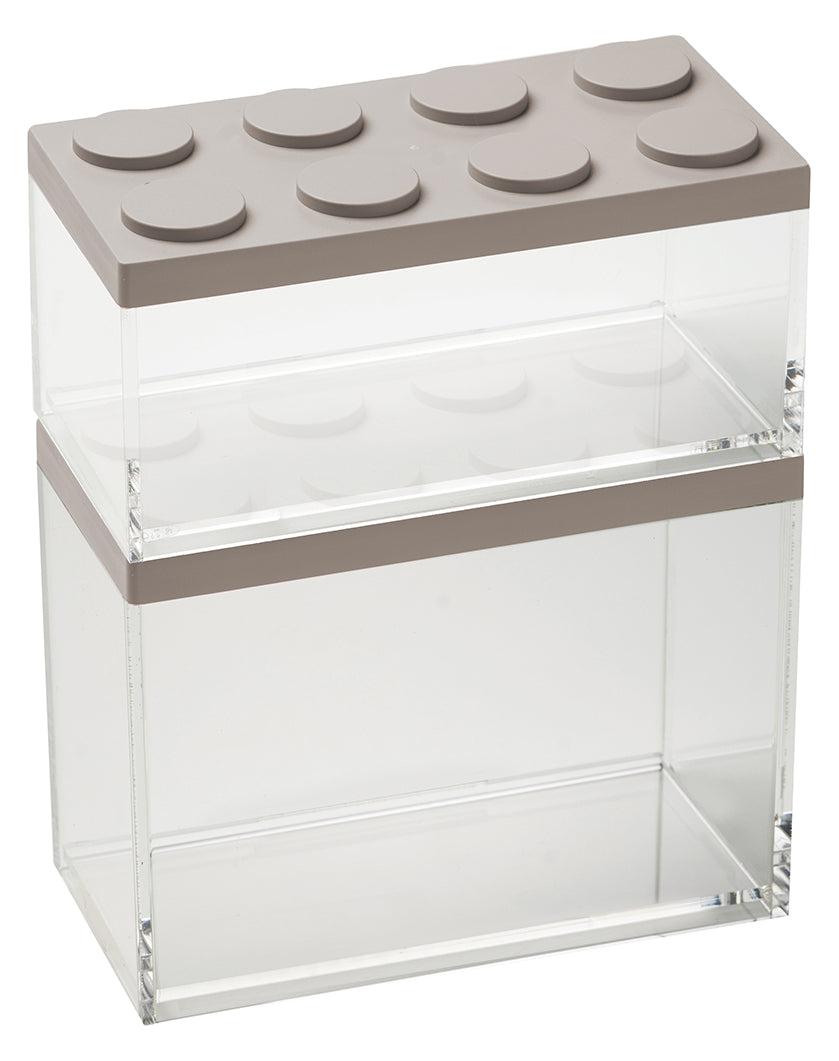Barattolo contenitore ermetico in acrilico trasparente con coperchio in stile Lego, assemblabili e modulabili. Utilizzabili non solo in cucina, lavabili in lavastoviglie, idonei al contatto alimentare. Dimensione: cm.10 x 20 x h 15,5 Capacità: lt. 2 Colore: tortora Made in Italy