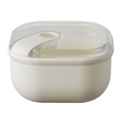Contenitore ermetico quadrato per alimenti con coperchio trasparente, ideale per la preparazione, la presentazione, il trasporto e la conservazione dei cibi. Utilizzabile in frigo e in forno a microonde Lavabile in lavastoviglie Dimensioni: 12 x 12 x H 7,2 cm Capacità: 0,425 litri. In negozio e online su tuttochic.live