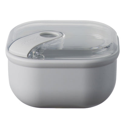 Contenitore ermetico quadrato per alimenti con coperchio trasparente, ideale per la preparazione, la presentazione, il trasporto e la conservazione dei cibi. Utilizzabile in frigo e in forno a microonde Lavabile in lavastoviglie Dimensioni: 12 x 12 x H 7,2 cm Capacità: 0,425 litri. In negozio e online su tuttochic.live