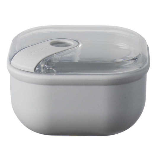 Contenitore ermetico quadrato per alimenti con coperchio trasparente, ideale per la preparazione, la presentazione, il trasporto e la conservazione dei cibi. Utilizzabile in frigo e in forno a microonde Lavabile in lavastoviglie Dimensioni: 12 x 12 x H 7,2 cm Capacità: 0,425 litri. In negozio e online su tuttochic.live