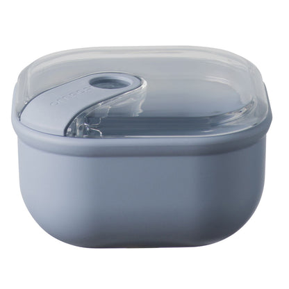 Contenitore ermetico quadrato per alimenti con coperchio trasparente, ideale per la preparazione, la presentazione, il trasporto e la conservazione dei cibi. Utilizzabile in frigo e in forno a microonde Lavabile in lavastoviglie Dimensioni: 12 x 12 x H 7,2 cm Capacità: 0,425 litri. In negozio e online su tuttochic.live