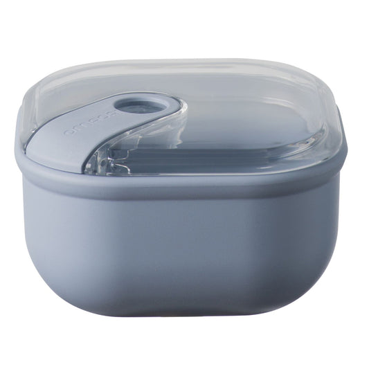 Contenitore ermetico quadrato per alimenti con coperchio trasparente, ideale per la preparazione, la presentazione, il trasporto e la conservazione dei cibi. Utilizzabile in frigo e in forno a microonde Lavabile in lavastoviglie Dimensioni: 12 x 12 x H 7,2 cm Capacità: 0,425 litri. In negozio e online su tuttochic.live