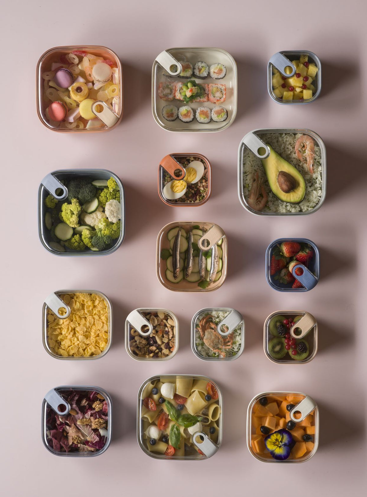 Contenitore ermetico quadrato per alimenti innovativo e brevettato, ideale per la preparazione, la presentazione, il trasporto e la conservazione dei cibi. Utilizzabile in frigo e in forno a microonde. Lavabile in lavastoviglie. Dimensioni: 19,5 x 19,5 x H 10,5 cm. Capacità: 2 litri. In negozio e online su tuttochic.live