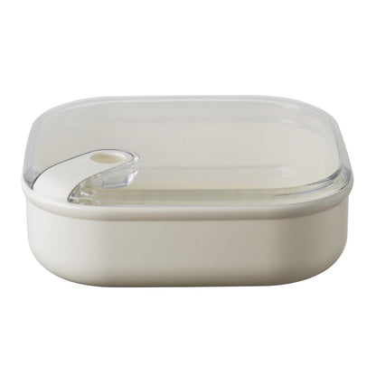 Contenitore ermetico quadrato per alimenti con coperchio trasparente, ideale per la preparazione, la presentazione, il trasporto e la conservazione dei cibi. Utilizzabile in frigo e in forno a microonde Lavabile in lavastoviglie Dimensioni: 19,5 x 19,5 x H 6,7 cm Capacità: 1 litri. In negozio e online su tuttochic.live