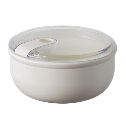 Contenitore ermetico tondo per alimenti con coperchio trasparente, innovativo e brevettato, ideale per la preparazione, la presentazione, il trasporto e la conservazione dei cibi. Utilizzabile in frigo e in forno a microonde. Dimensioni: 15,7 x 15,7 x H 8,2 cm Capacità: 1,8 litri. In negozio e online su tuttochic.live