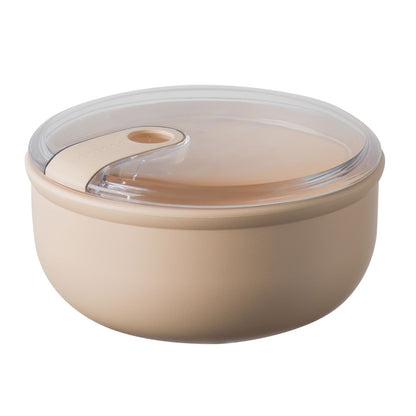 Contenitore ermetico tondo per alimenti con coperchio trasparente, innovativo e brevettato, ideale per la preparazione, la presentazione, il trasporto e la conservazione dei cibi. Utilizzabile in frigo e in forno a microonde. Dimensioni: 15,7 x 15,7 x H 8,2 cm Capacità: 1,8 litri. In negozio e online su tuttochic.live