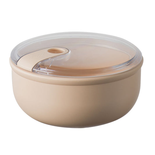 Contenitore ermetico tondo per alimenti con coperchio trasparente, innovativo e brevettato, ideale per la preparazione, la presentazione, il trasporto e la conservazione dei cibi. Utilizzabile in frigo e in forno a microonde. Dimensioni: 15,7 x 15,7 x H 8,2 cm Capacità: 1,8 litri. In negozio e online su tuttochic.live