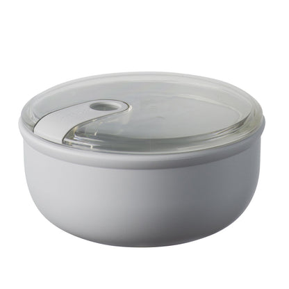 Contenitore ermetico tondo per alimenti con coperchio trasparente, innovativo e brevettato, ideale per la preparazione, la presentazione, il trasporto e la conservazione dei cibi. Utilizzabile in frigo e in forno a microonde. Dimensioni: 15,7 x 15,7 x H 8,2 cm Capacità: 1,8 litri. In negozio e online su tuttochic.live