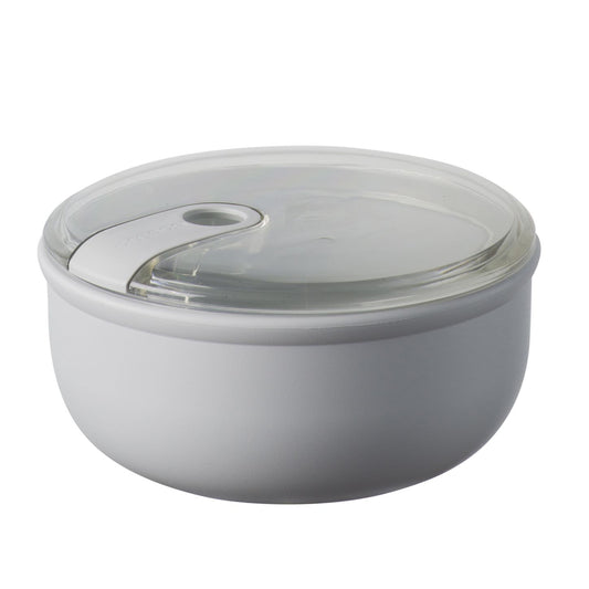 Contenitore ermetico tondo per alimenti con coperchio trasparente, innovativo e brevettato, ideale per la preparazione, la presentazione, il trasporto e la conservazione dei cibi. Utilizzabile in frigo e in forno a microonde. Dimensioni: 15,7 x 15,7 x H 8,2 cm Capacità: 1,8 litri. In negozio e online su tuttochic.live