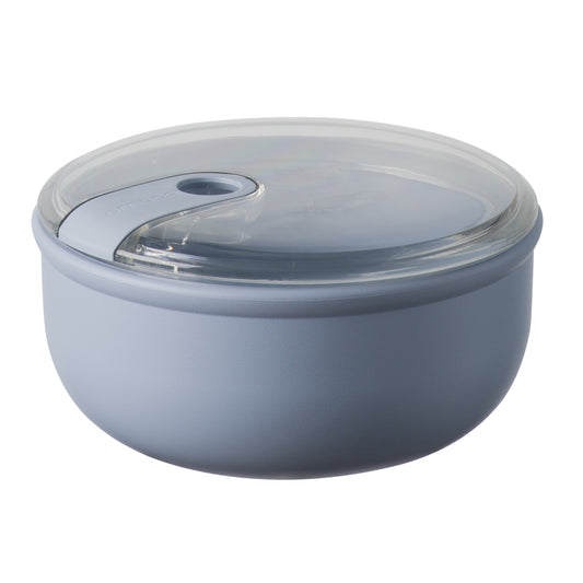 Contenitore ermetico tondo per alimenti con coperchio trasparente, innovativo e brevettato, ideale per la preparazione, la presentazione, il trasporto e la conservazione dei cibi. Utilizzabile in frigo e in forno a microonde. Dimensioni: 20,5 x 20,5 x H 10 cm Capacità: 1,8 litri. In negozio e online su tuttochic.live