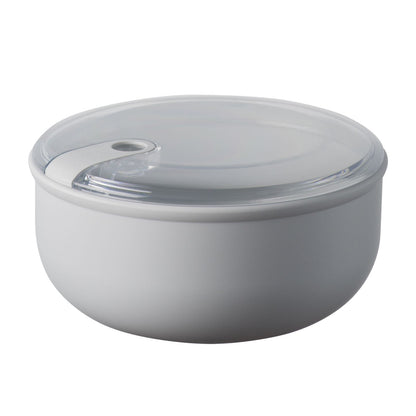 Contenitore ermetico tondo per alimenti con coperchio trasparente, innovativo e brevettato, ideale per la preparazione, la presentazione, il trasporto e la conservazione dei cibi. Utilizzabile in frigo e in forno a microonde. Dimensioni: 20,5 x 20,5 x H 10 cm Capacità: 1,8 litri. In negozio e online su tuttochic.live