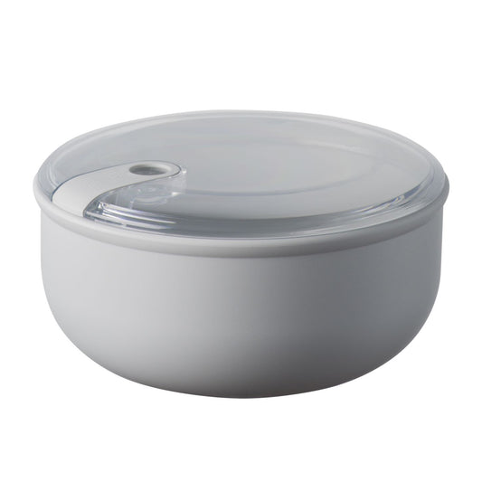 Contenitore ermetico tondo per alimenti con coperchio trasparente, innovativo e brevettato, ideale per la preparazione, la presentazione, il trasporto e la conservazione dei cibi. Utilizzabile in frigo e in forno a microonde. Dimensioni: 20,5 x 20,5 x H 10 cm Capacità: 1,8 litri. In negozio e online su tuttochic.live