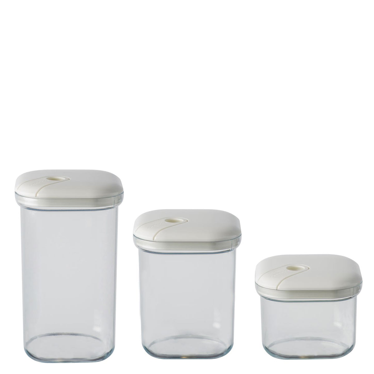 Set di 3 barattoli ermetici quadrati in plastica trasparente per alimenti con coperchio di colore avorio. Tre diverse capacità per conservare alimenti secchi e godere di una dispensa sempre in ordine e colorata. Lavabile in lavastoviglie max 55° Made in Italy. In negozio e online su tuttochic.live