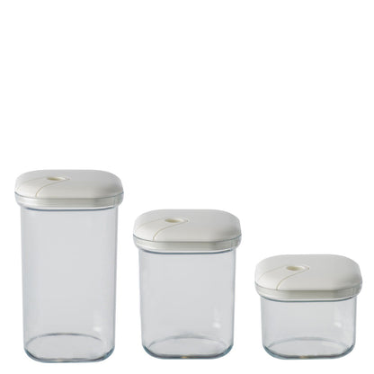 Set di 3 barattoli ermetici quadrati in plastica trasparente per alimenti con coperchio di colore avorio. Tre diverse capacità per conservare alimenti secchi e godere di una dispensa sempre in ordine e colorata. Lavabile in lavastoviglie max 55° Made in Italy. In negozio e online su tuttochic.live