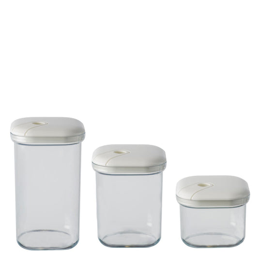Set di 3 barattoli ermetici quadrati in plastica trasparente per alimenti con coperchio di colore avorio. Tre diverse capacità per conservare alimenti secchi e godere di una dispensa sempre in ordine e colorata. Lavabile in lavastoviglie max 55° Made in Italy. In negozio e online su tuttochic.live